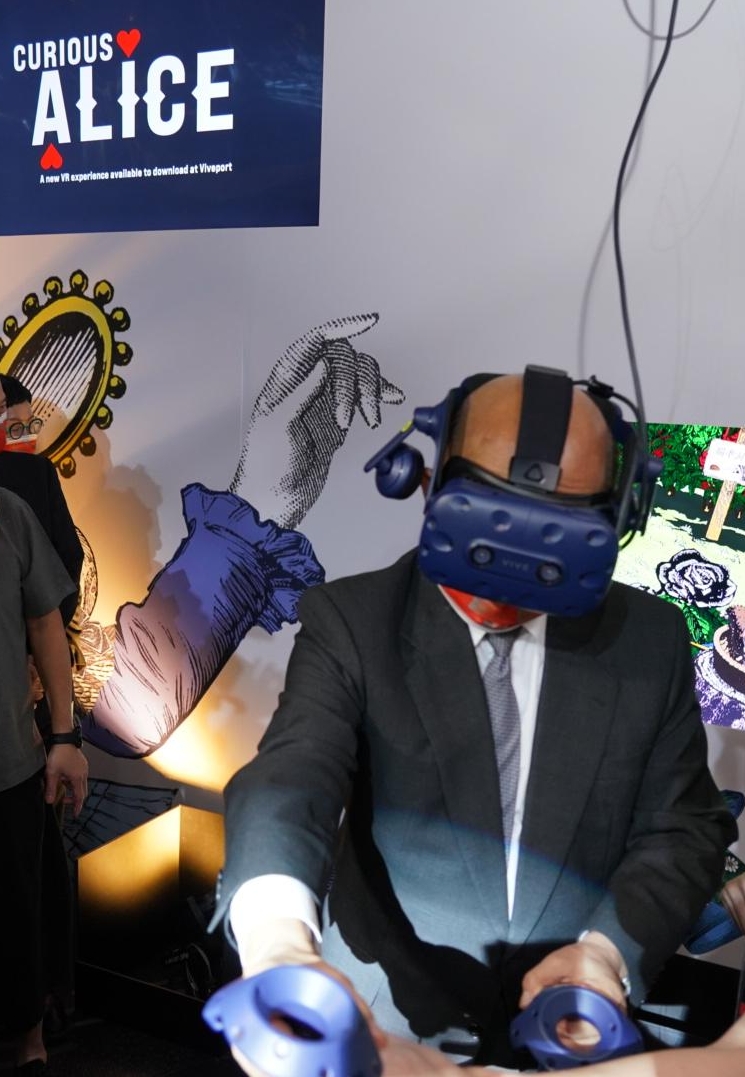 President of the Executive Yuan Su Tseng-Chang Experienced the VR work “Curious Alice